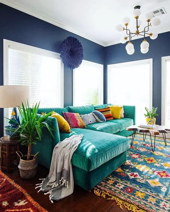 Apuesta por un sofá divertido con cojines coloridos